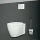 Wandbefestigtes, weißes WC von Ideal Standard mit modernen Linien. Neben dem WC befindet sich eine Bürstengarnitur mit einem Glasbehälter und einem Chromgriff.